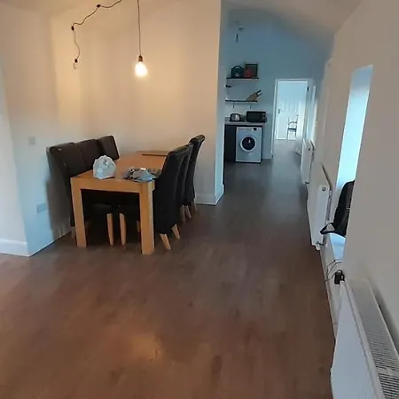 Holiday home Oldcourt 3 Bedroom *